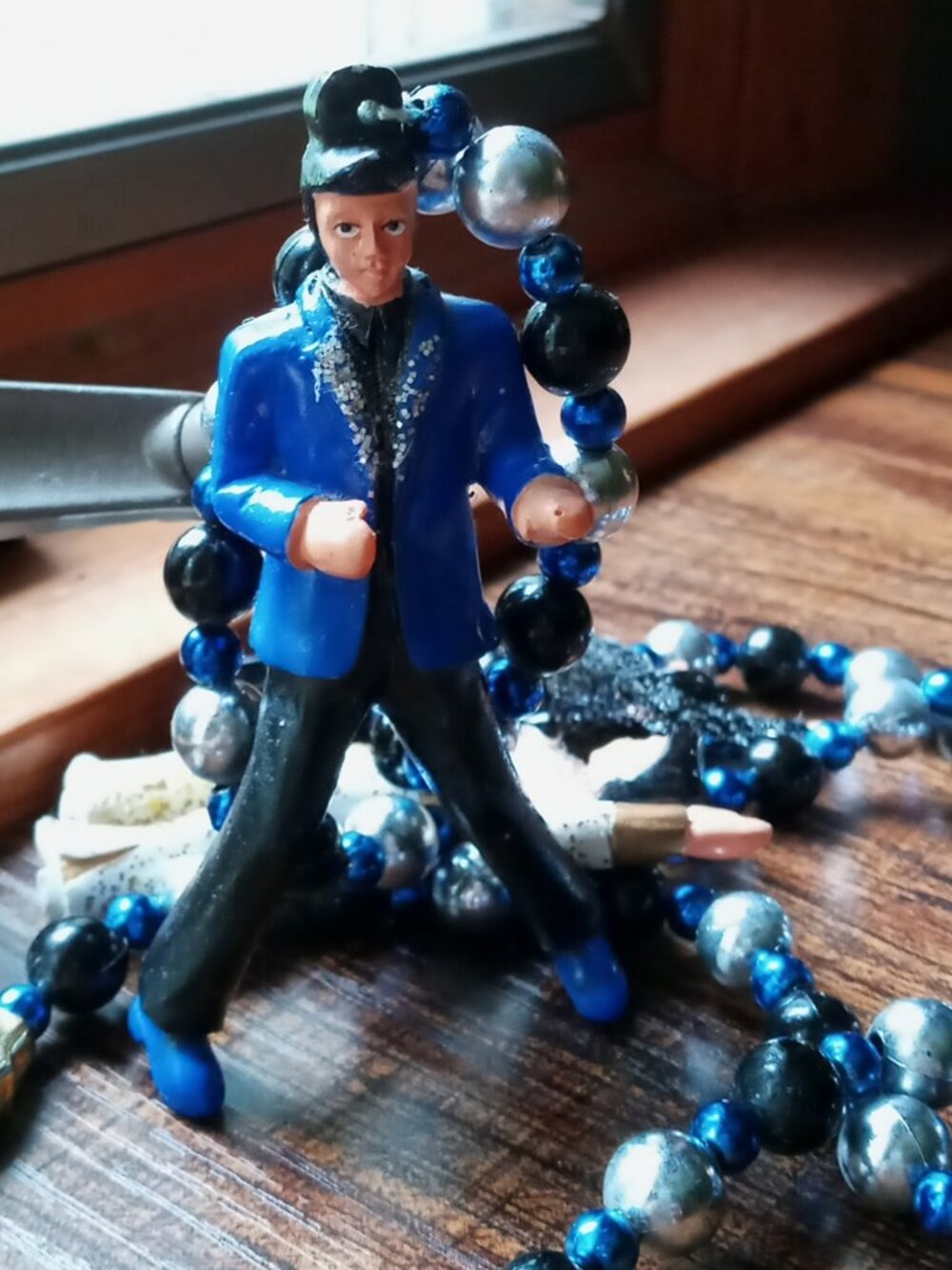 Vintage Mardi Gras Throw Bead Necklace w/3 Elvis Presley Figurines 🕺🎙️🎸⚡️ - Picture 12 of 16